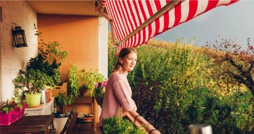mujer en la terraza con toldo